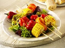 Bunte Gemüsespiesse auf Blattsalat