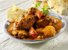 Jalfrezi (würziges Fleischragout, Indien) mit Fladenbrot