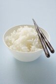 Schale Reis mit Essstäbchen