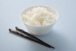Schale Reis, daneben Essstäbchen