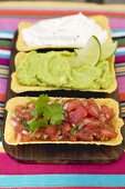 Drei Dips in Taco-Schalen (Mexiko)
