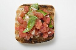 Bruschetta mit Tomatensalsa und Basilikum