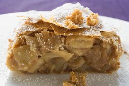 Stück Apfelstrudel mit Puderzucker