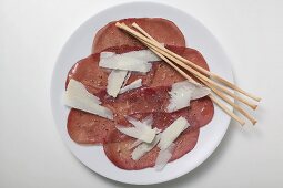 Rindercarpaccio mit Parmesan und Grissini