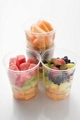 Frische Früchte in vier Plastikbechern