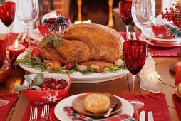 Weihnachtlich gedeckter Tisch mit Turkey vor Kamin (USA)