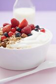 Muesli with yoghurt and fresh berries