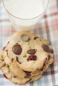 Chocolate Chip Cookies mit Cranberries, Glas Milch