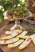 Chicoreeschiffchen und gefüllte Pilze (weihnachtlich)