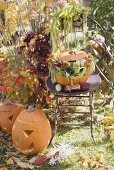 Herbstliche Gartendeko mit Kürbissen