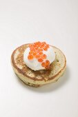 Blini mit saurer Sahne und Kaviar