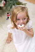 Kleines Mädchen isst Marmeladenplätzchen