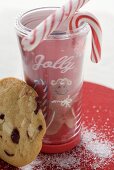 Weihnachtsgetränk mit Zuckerstangen und Cranberry-Cookie