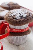 Vier Schokoladenmuffins zu Weihnachten