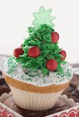 Cupcake, weihnachtlich verziert, auf Schokoladenmuffins