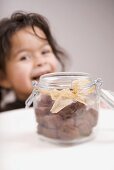 Schokoladenplätzchen im Vorratsglas, Kind im Hintergrund