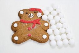 Weihnachtsplätzchen (Teddybär) und weiße Bonbons