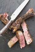 Würziges gebratenes Ribeye Steak, vom Knochen geschnitten