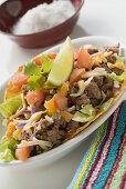 Taco mit Hackfleisch in weisser Schale