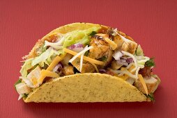 Taco mit Hähnchen (roter Hintergrund)