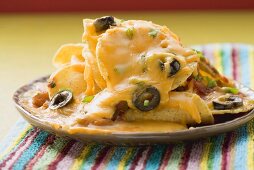 Überbackene Tortillachips mit Käse und Oliven (Mexiko)