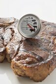 Gegrilltes T-Bone-Steak mit Fleischthermometer