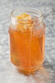 Glas Honig mit Wabe