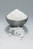 Fleur de Sel in und neben Metallschale