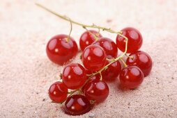 Rote Johannisbeeren im Sand