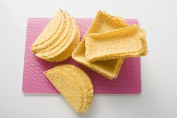 Verschiedene Taco-Shells (mexikanische Maisschalen)