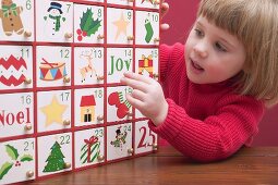 Kleines Mädchen mit Adventskalender