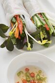 Reispapierröllchen mit Gemüse, Glasnudeln und Chilisauce