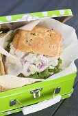 Lunchbox mit Hähnchensandwich und Chips (Ausschnitt)