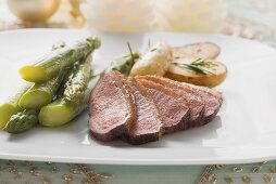 Duck breast with green asparagus and potatoes (Christmas)