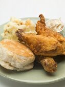 Backhähnchen mit Kartoffelpüree, Coleslaw und Scone