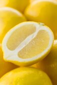 Halbe Zitrone auf mehreren ganzen Zitronen
