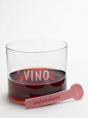 Rotweinglas und Etikett mit Weinbeschreibung