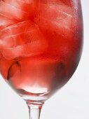 Glas Rosewein mit Eiswürfeln (Close Up)