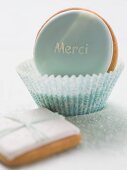 Biscuit with the word Merci in paper case