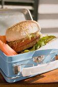 Lunchbox mit Burger und Gemüse