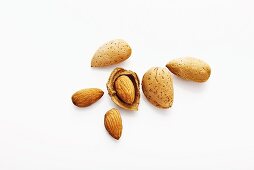 Shelled and unshelled almonds