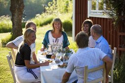 Leute beim Mittsommerfest in Stockholm (Schweden)