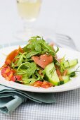 Lauwarmer Räucherlachssalat mit Rucola und roter Paprikasauce