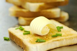 Toast mit Butterröllchen und Schnittlauch