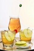 Cider with vanilla and sliced apples in glasses