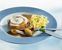 Putenrollbraten gefüllt mit Esskastanien und Kalbsbrät