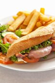 BLT-Sandwich mit Pommes frites