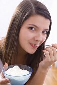 Mädchen isst Joghurt