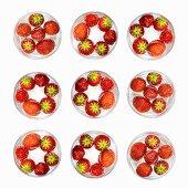 Mehrere Wassergläser mit Erdbeeren (Draufsicht)