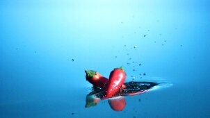 Chilischoten fallen ins Wasser
